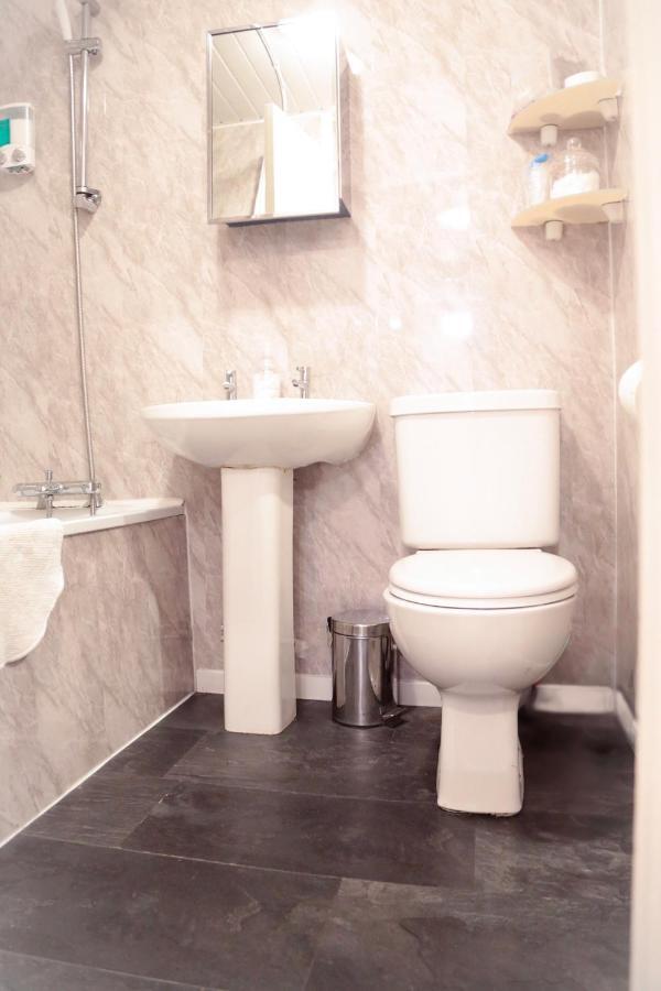 Perfect Central City Location - Parking - 3 Beds - 2 Bedrooms Белфаст Экстерьер фото